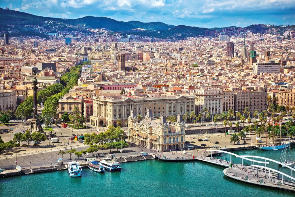 Panorama von Barcelona mit Blick auf den Hafen und die Stadtlandschaft im Hintergrund.