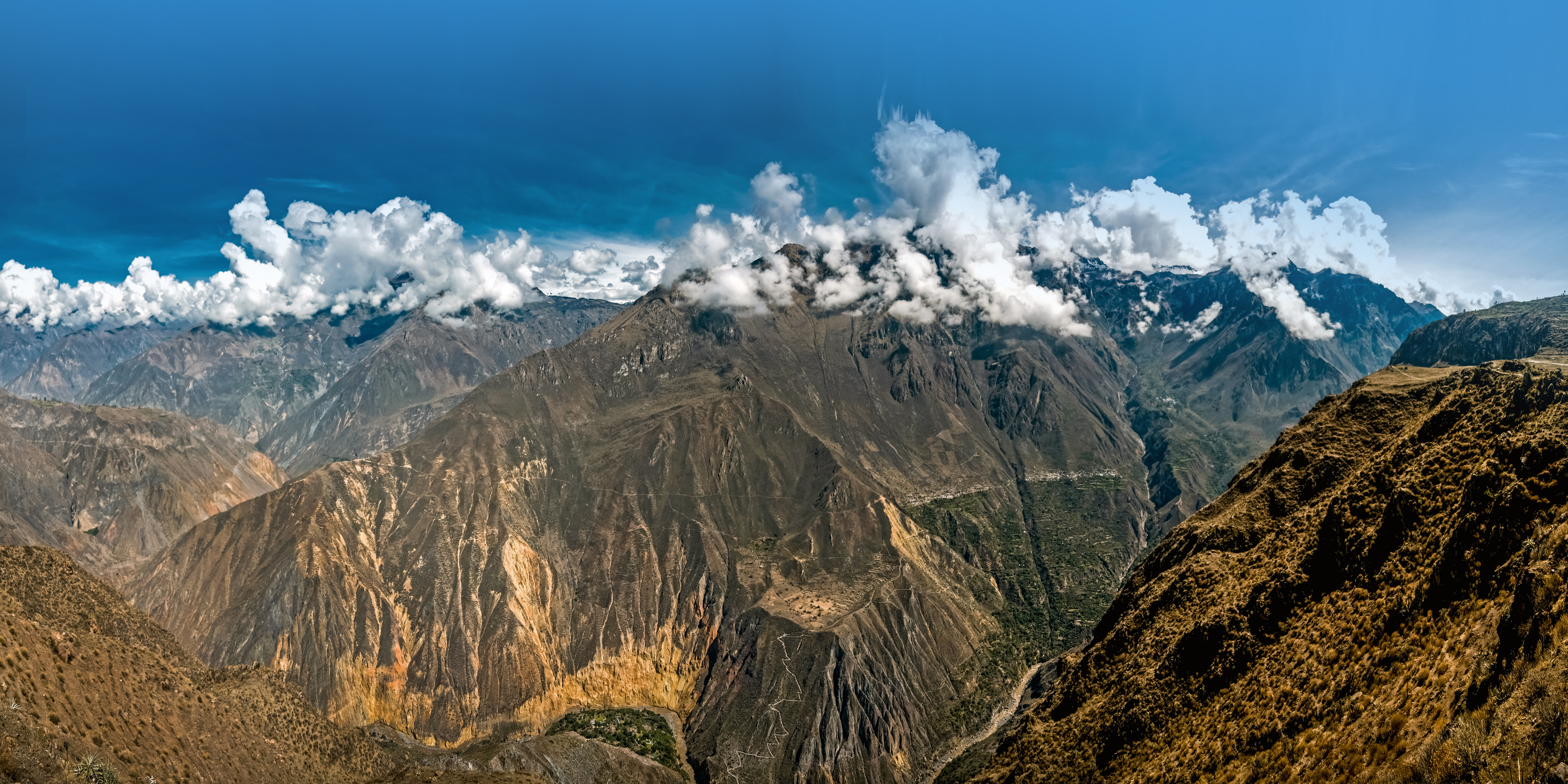 Panoramablick auf die majestätischen Berge und Täler mit Wolken im Himmel.