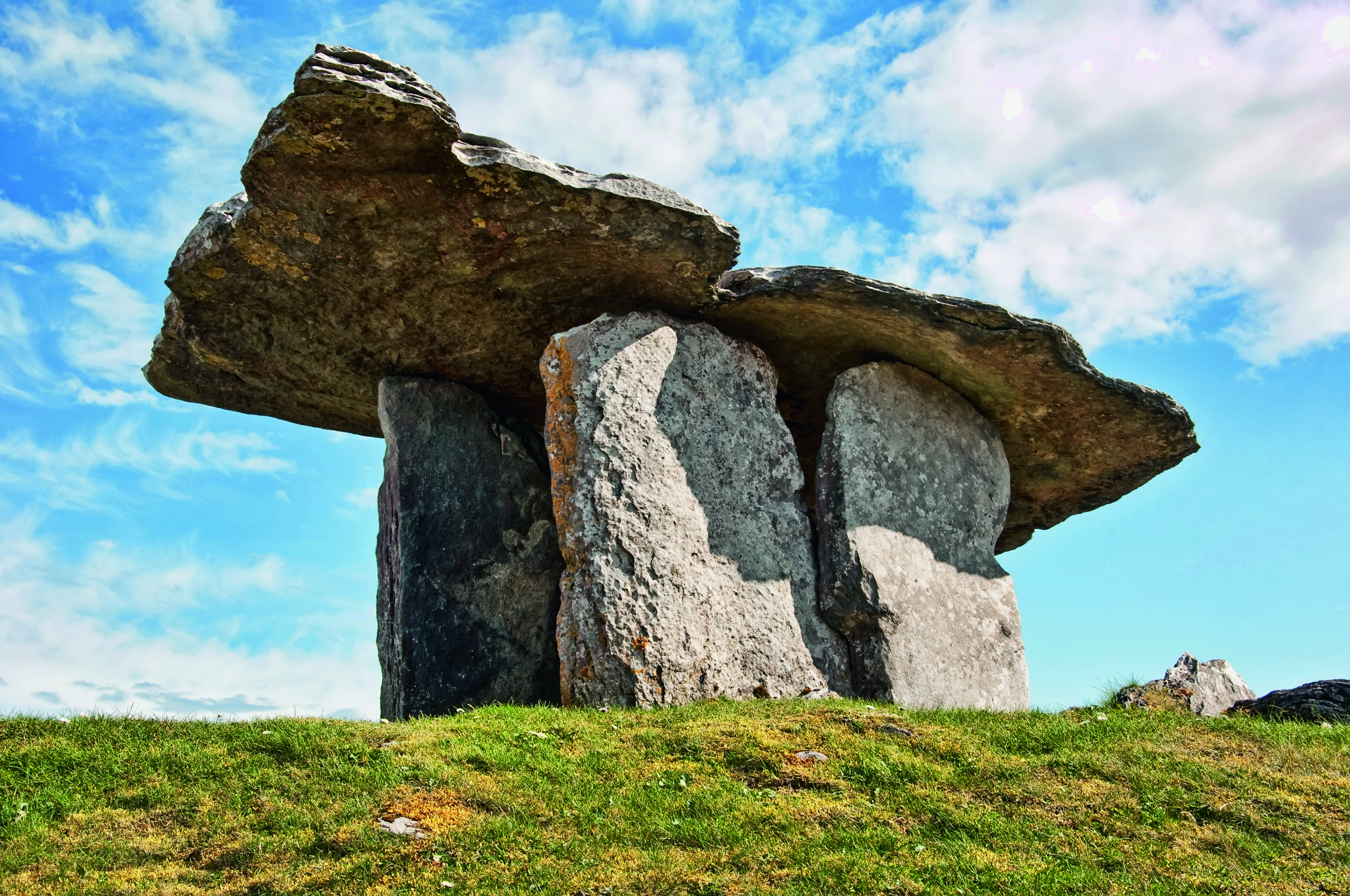 Poulnabrone Dolmen in Irland, ein prähistorisches Megalithgrab mit großen Steinen und einem flachen Deckstein.
