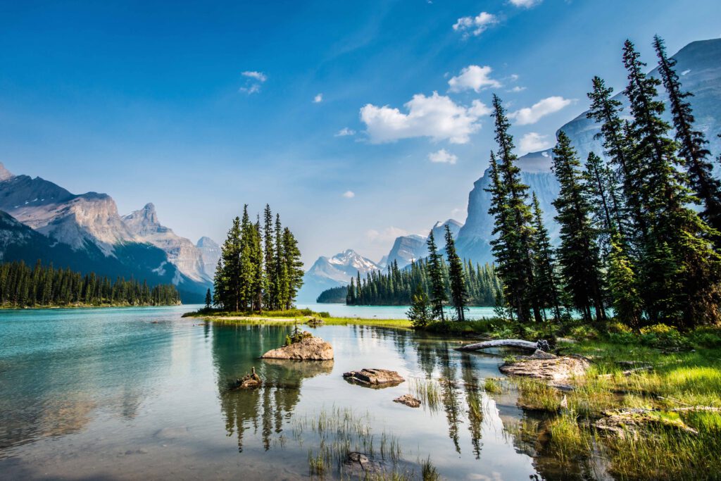 Maligne Lake mit klaren Wasser und umgebenden Bergen und Bäumen im Jasper Nationalpark, Kanada.