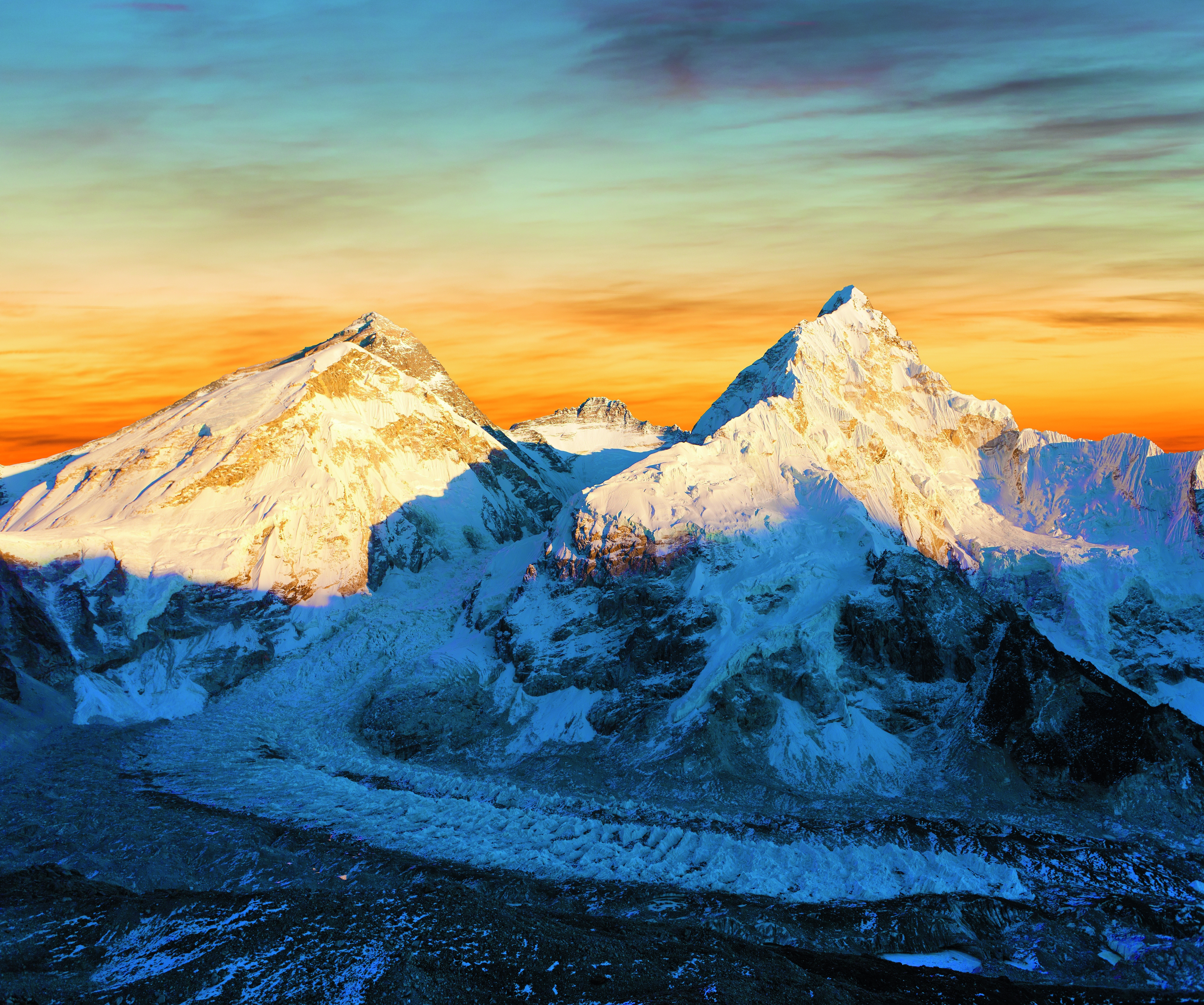 Panoramablick auf den Mount Everest, Lhotse und Nuptse bei Sonnenuntergang mit schneebedeckten Gipfeln.