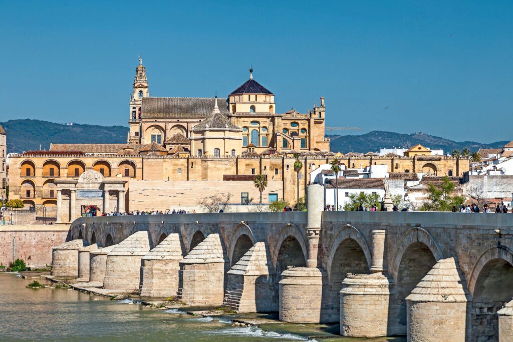 Brücke über den Fluss mit Blick auf die Architektur von Córdoba, Spanien, einschließlich der Kathedrale und der historischen Gebäude.