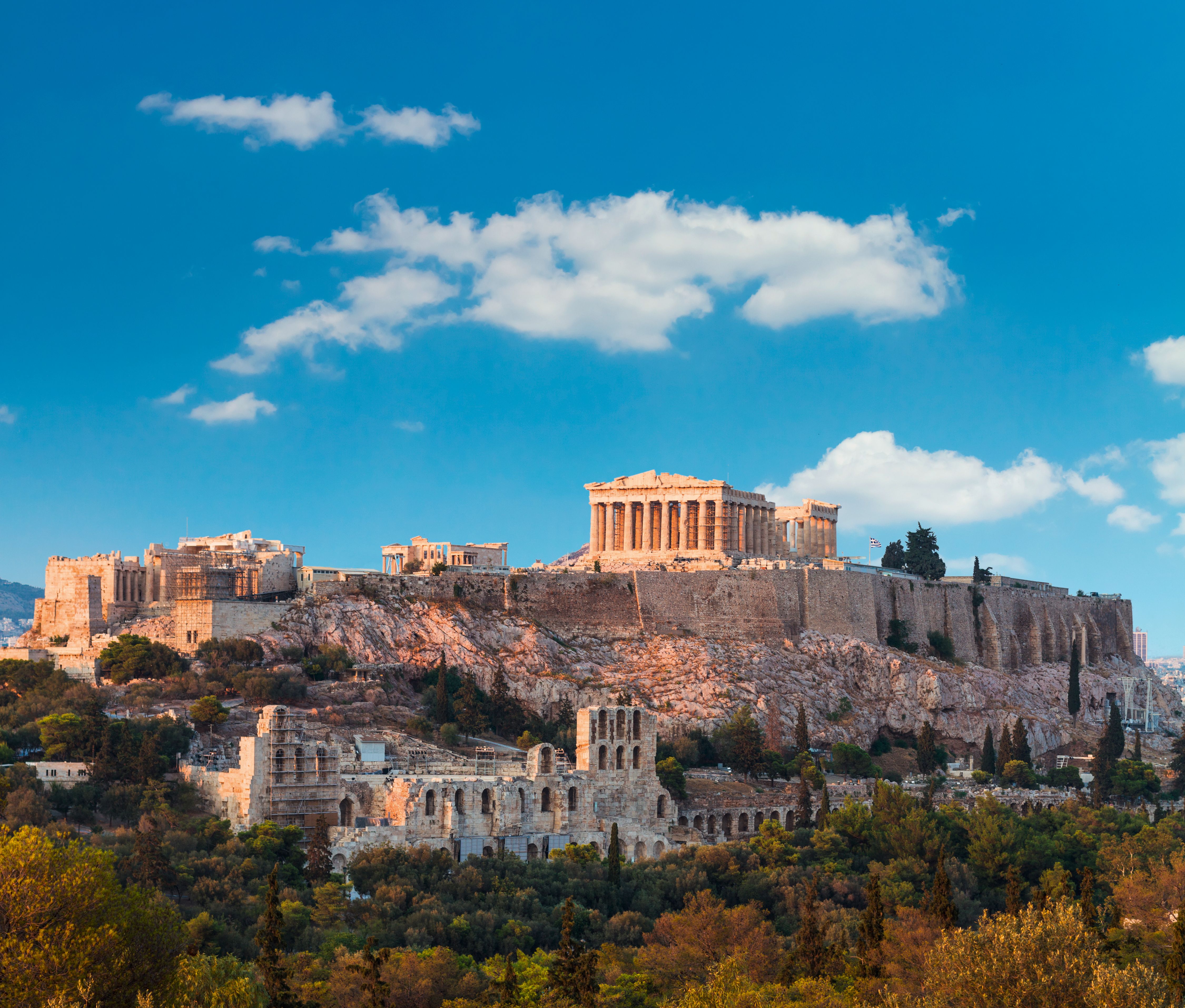 Akropolis in Athen, Griechenland, mit klar blauem Himmel und Wolken im Hintergrund.