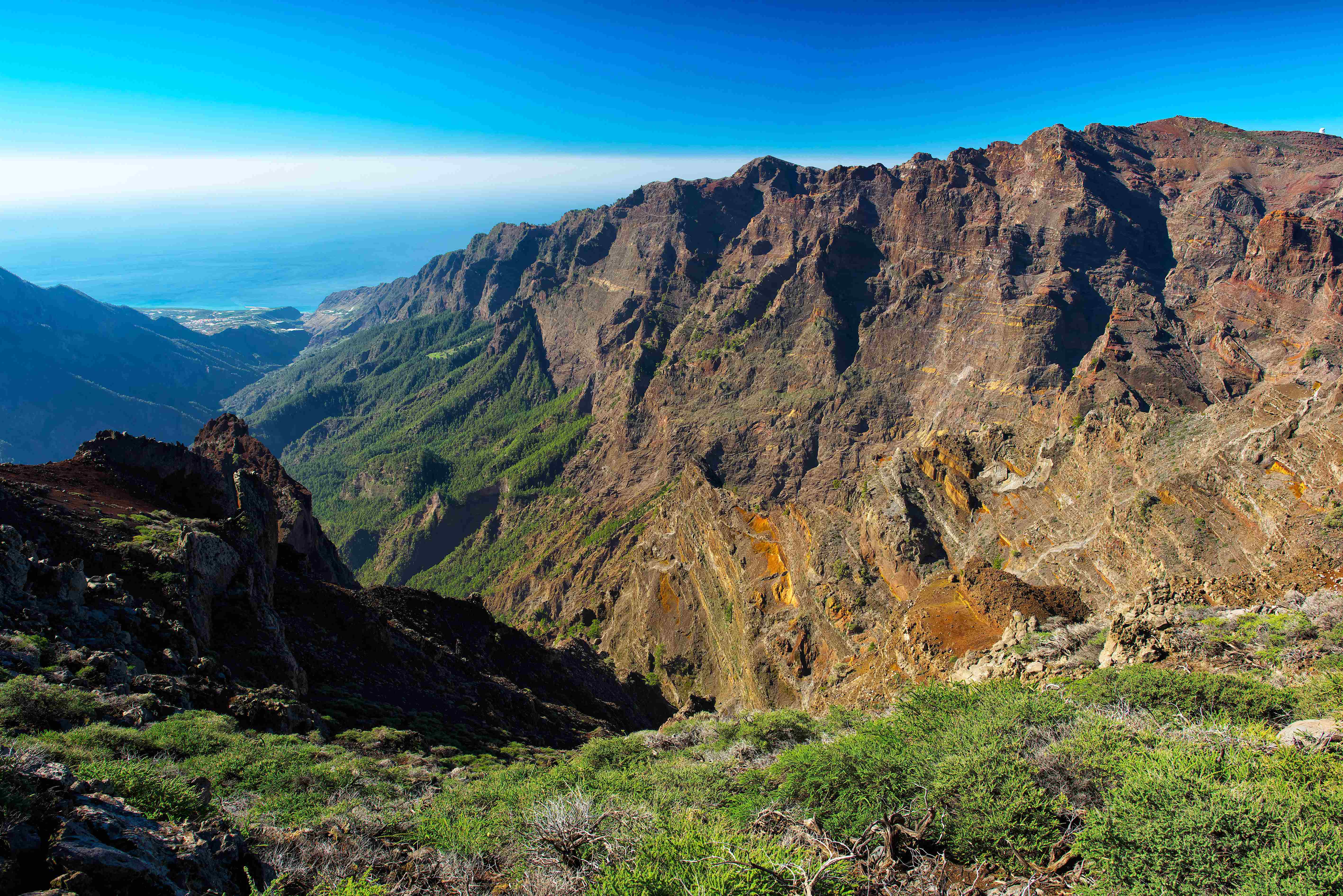 Blick auf die beeindruckenden Berge von La Palma mit steilen Felswänden und grünen Tälern.