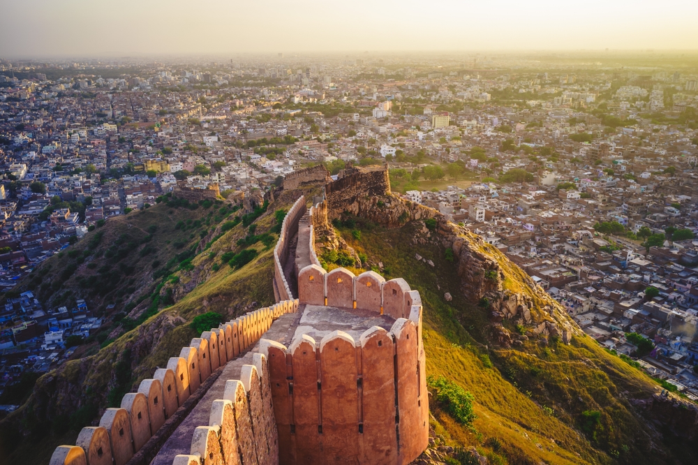Nahargarh Fort in Jaipur, Rajasthan, mit Blick auf die Stadt und das umliegende Gelände.