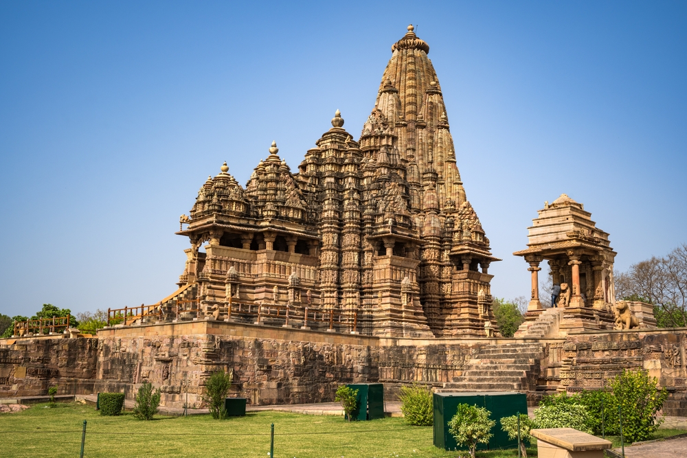 Khajuraho Tempel mit kunstvoller Architektur und detailreichen Skulpturen unter klarem blauen Himmel.