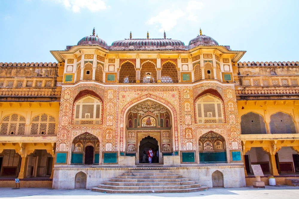 Das beeindruckende Amber Fort in Jaipur mit kunstvoll verzierten Fassaden und historischen Elementen.