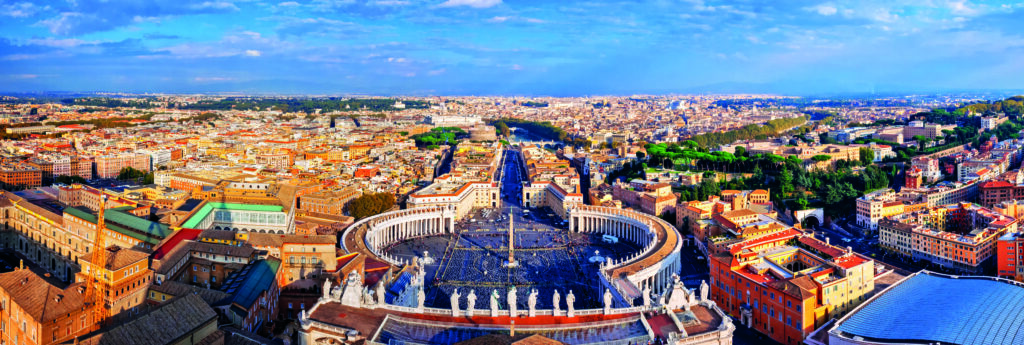 Panoramaansicht von Rom mit dem Petersplatz im Vordergrund und der Stadtlandschaft im Hintergrund.