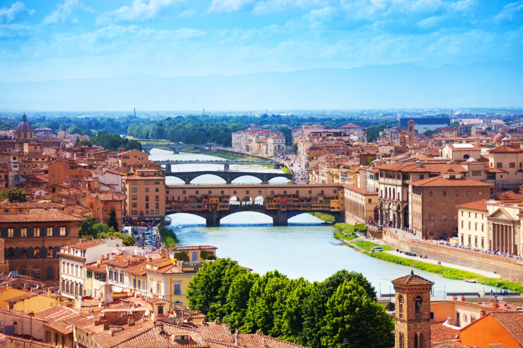 Panoramablick auf die Stadt Florenz mit der Ponte Vecchio über dem Arno.