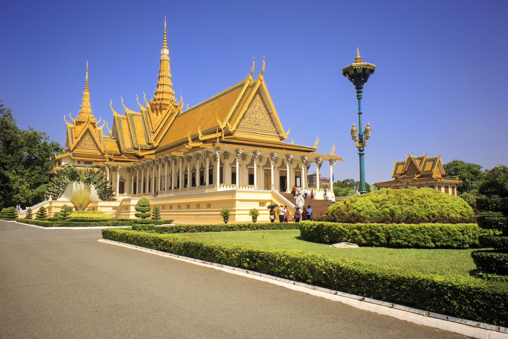 Der Königspalast in Phnom Penh mit goldenen Dächern und gepflegten Gärten.