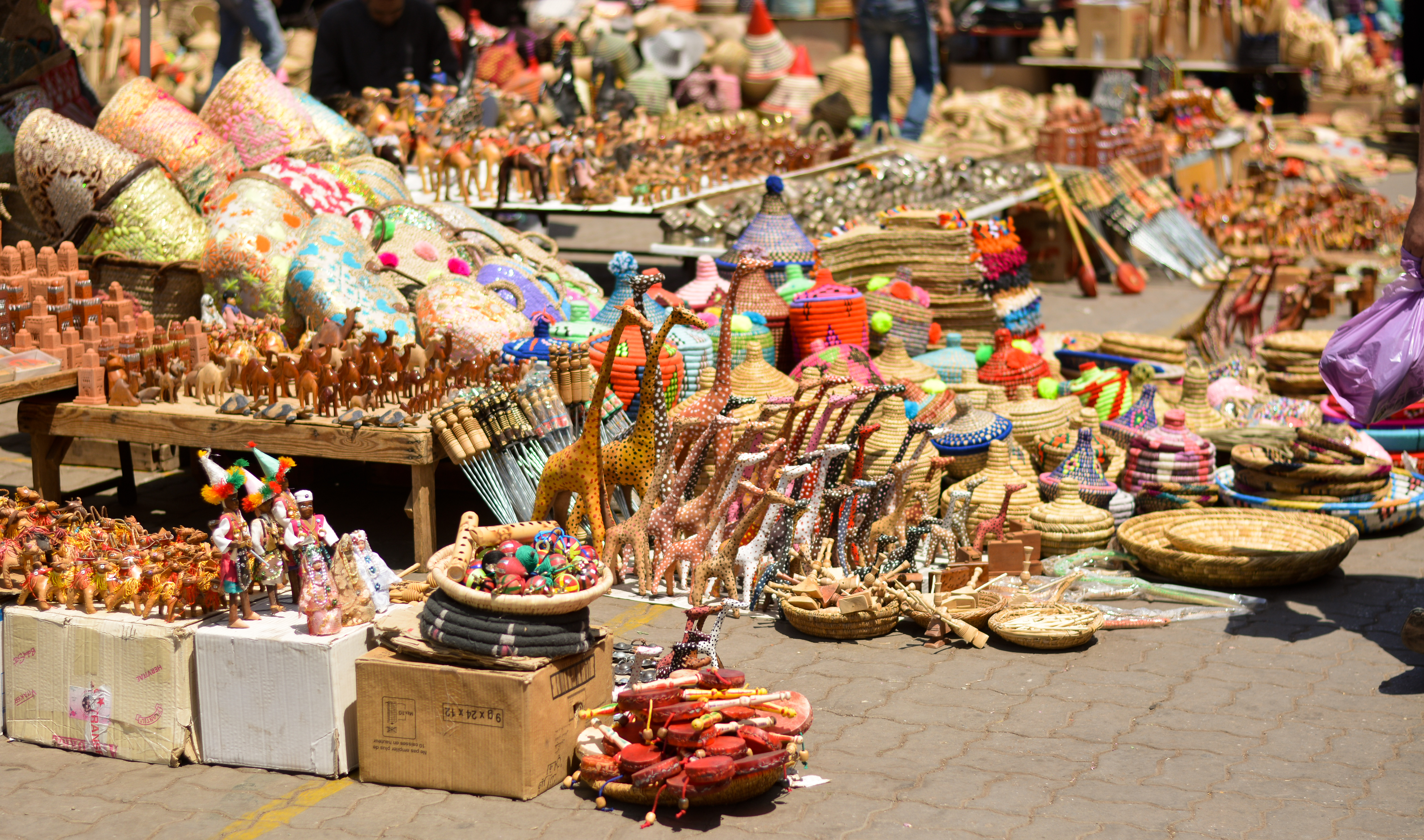 Bunte Handwerkskunst und Souvenirs auf einem Markt mit verschiedenen Ständen und Produkten.