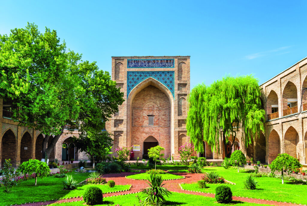 Kukeldash Medresse in Taschkent mit architektonischen Details und grünen Gärten.