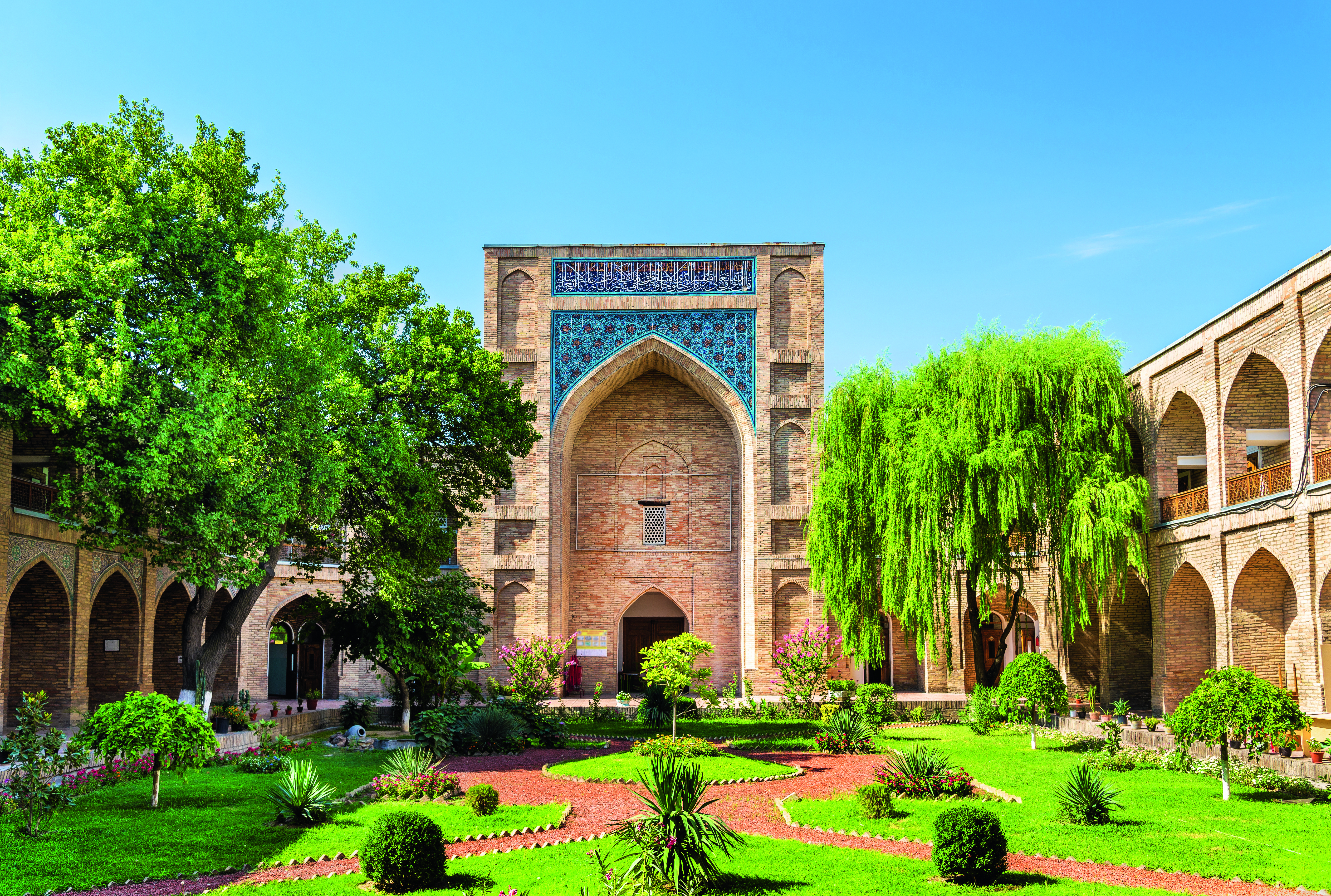 Kukeldash Medresse in Taschkent mit architektonischen Details und grünen Gärten.