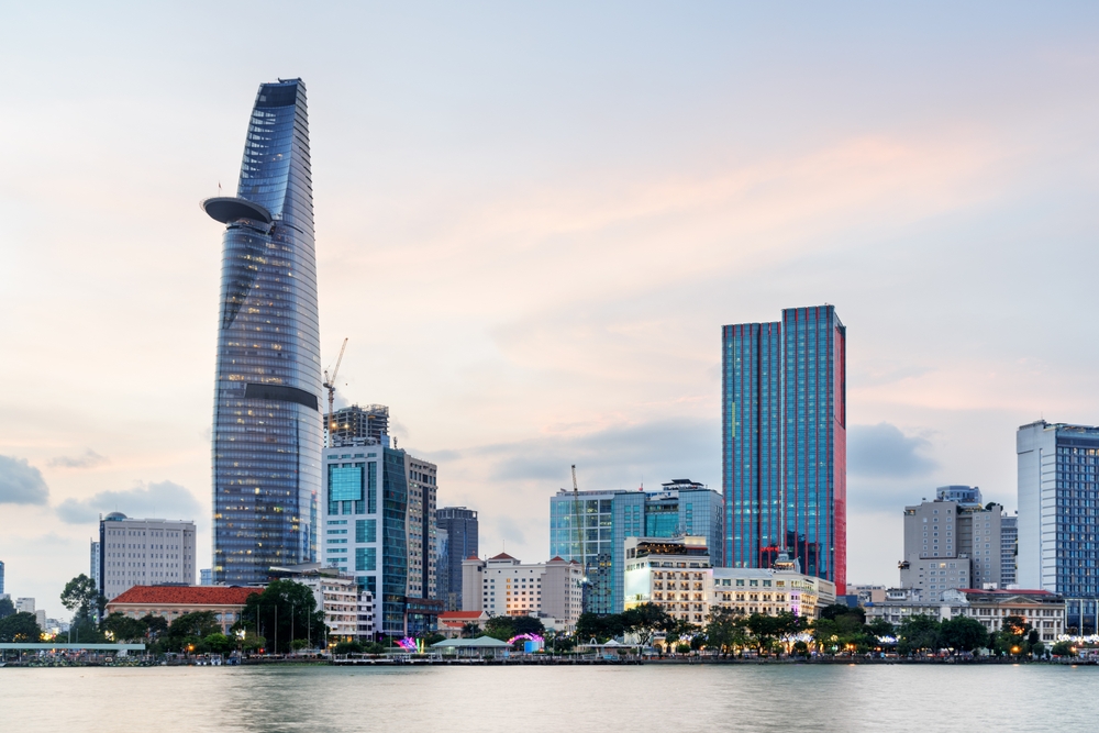 Skyline von Ho-Chi-Minh-Stadt mit dem Landmark 81 Hochhaus und weiteren Gebäuden am Fluss.