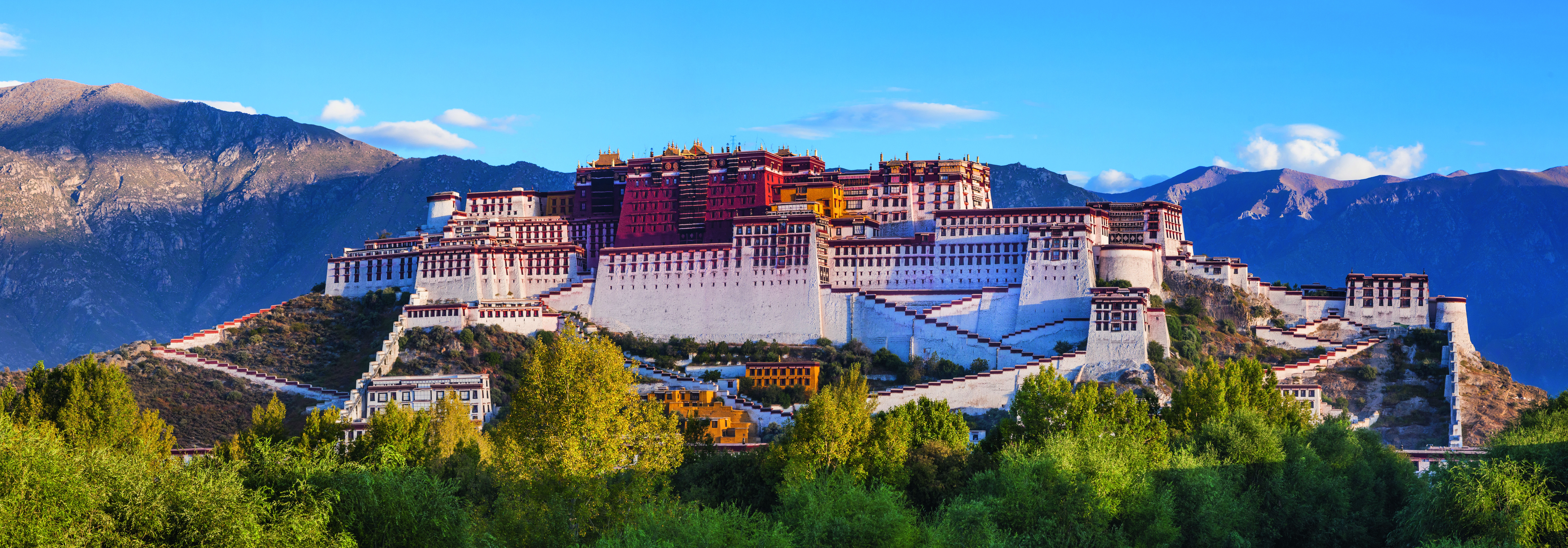 Potala-Palast in Lhasa, Tibet, mit beeindruckender Architektur und umgebenden Bergen.