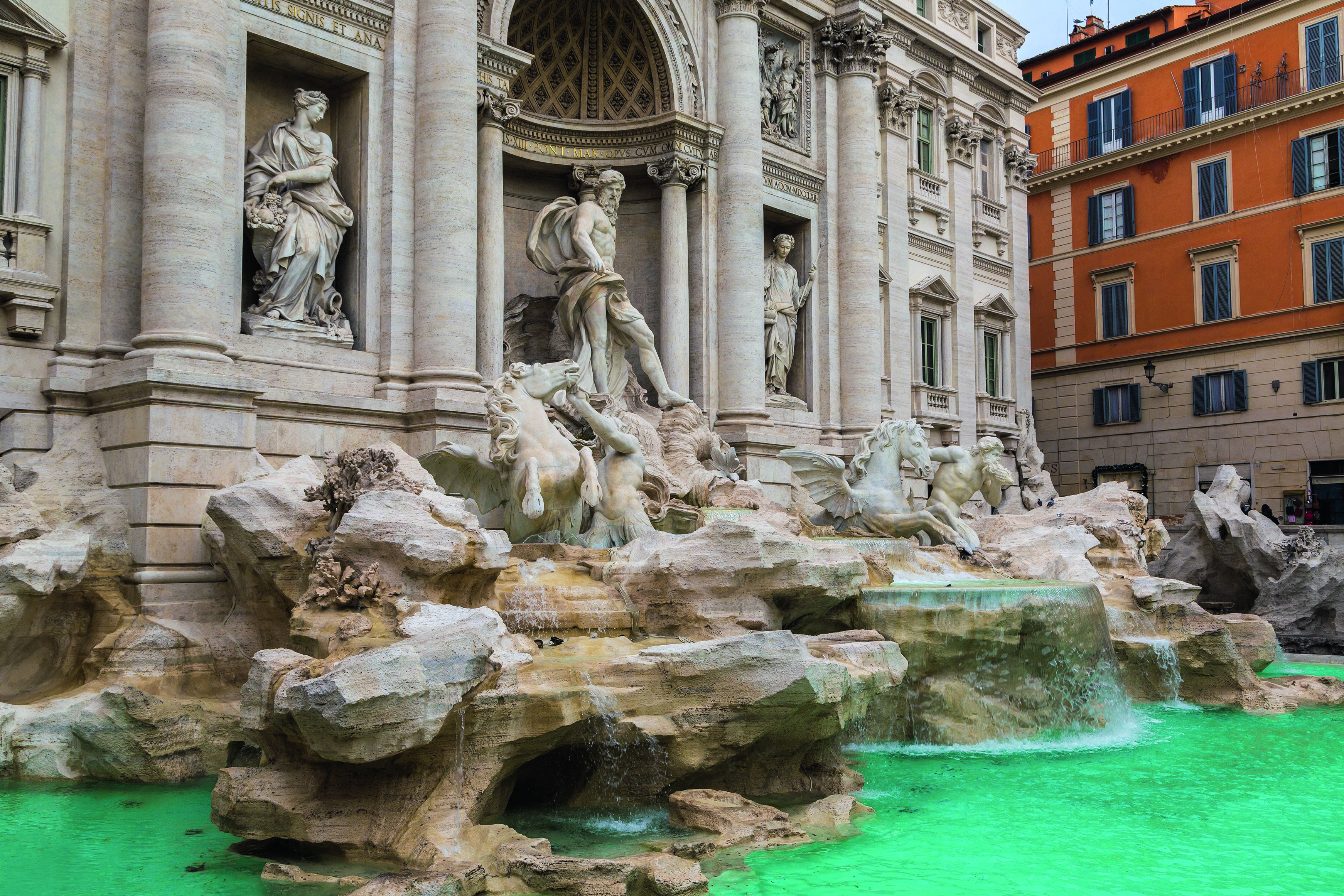 Der Trevi-Brunnen in Rom mit seinen beeindruckenden Skulpturen und dem grünen Wasser.