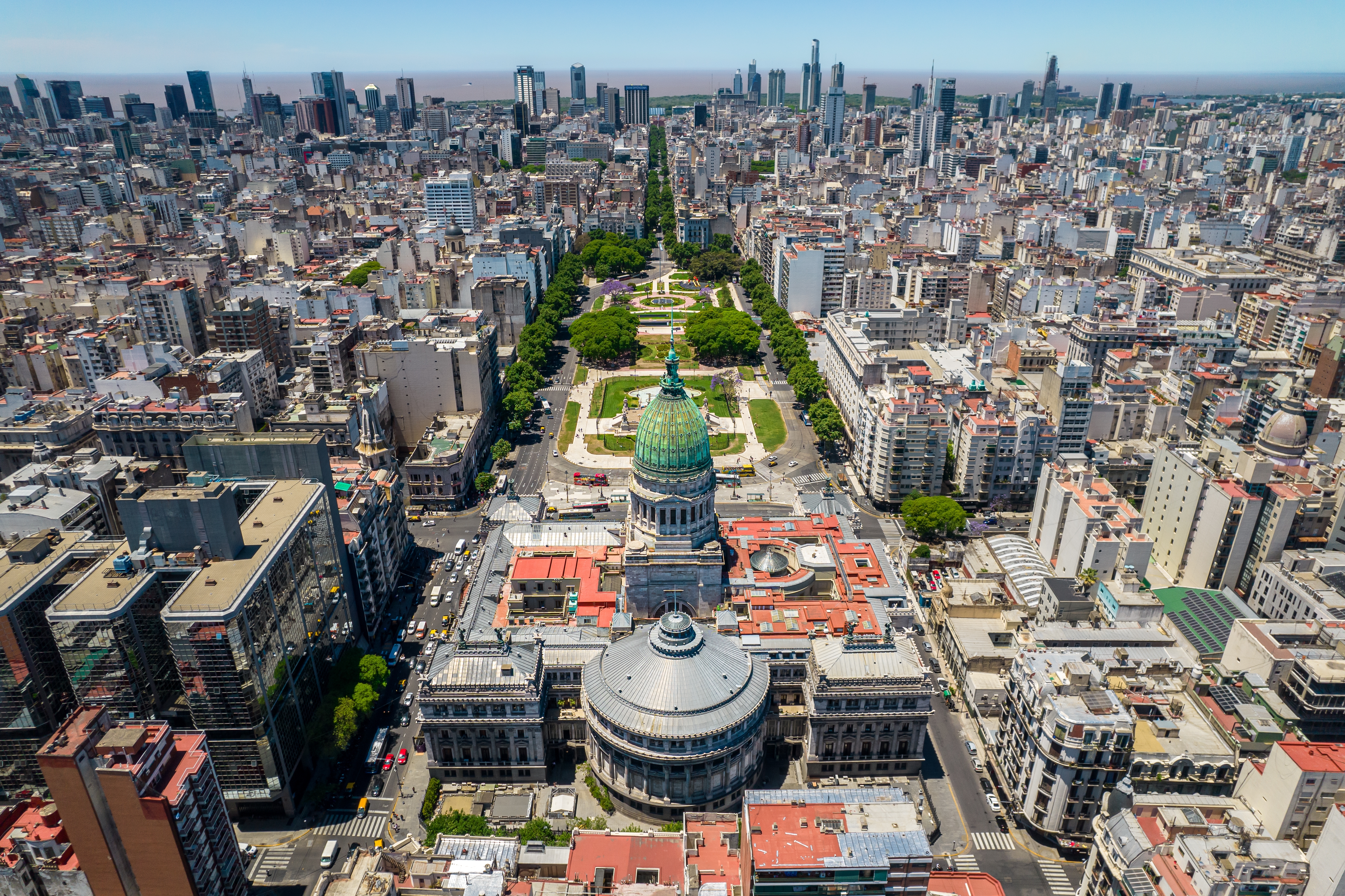 Luftaufnahme des Nationalkongressgebäudes in Buenos Aires, umgeben von städtischer Architektur.