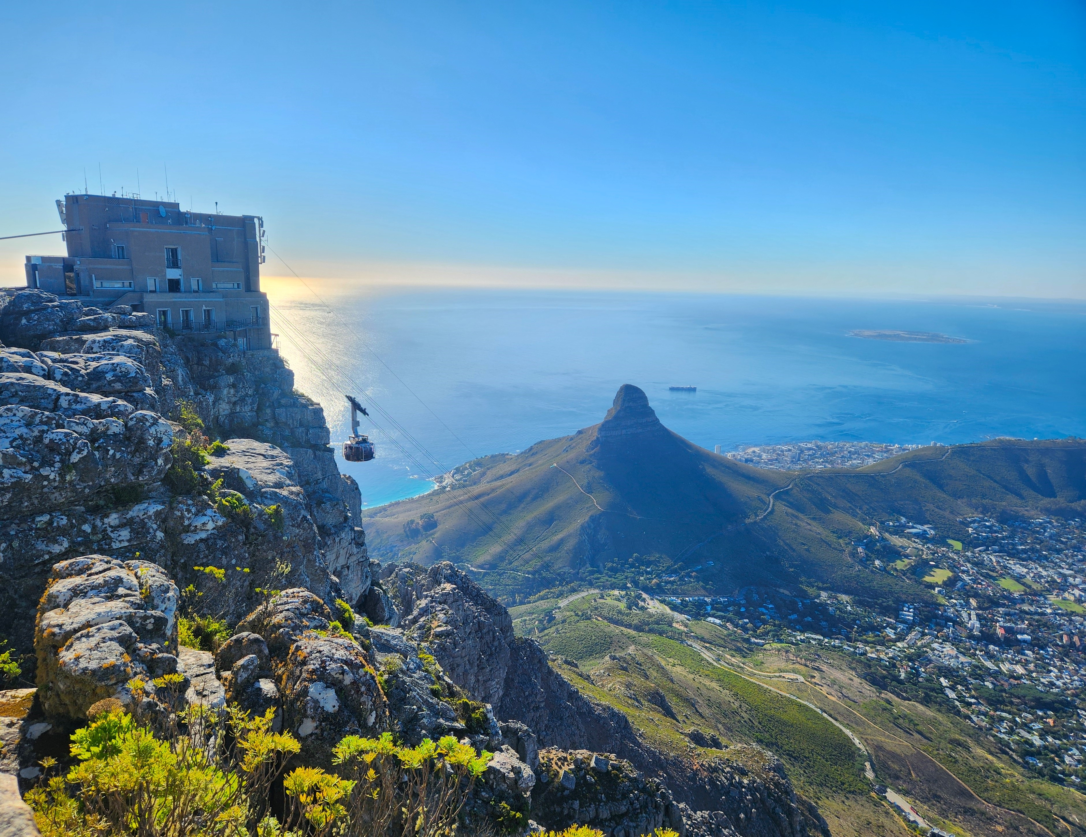 Seilbahn zur Bergstation auf dem Tafelberg mit Blick auf den Ozean und die umliegende Landschaft.