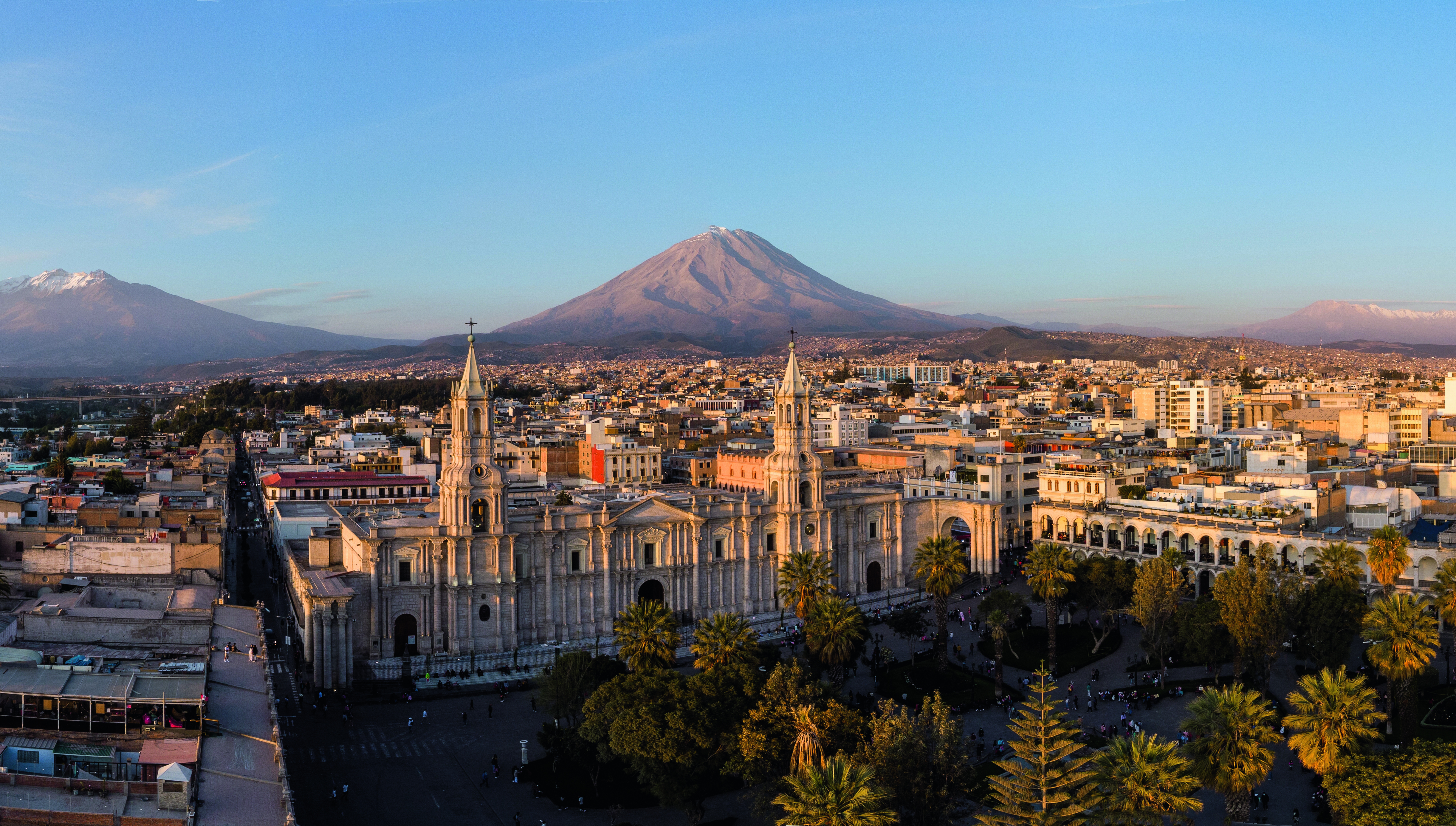 Luftaufnahme der Stadt Arequipa mit dem Vulkan Misti im Hintergrund und der Kathedrale im Vordergrund.