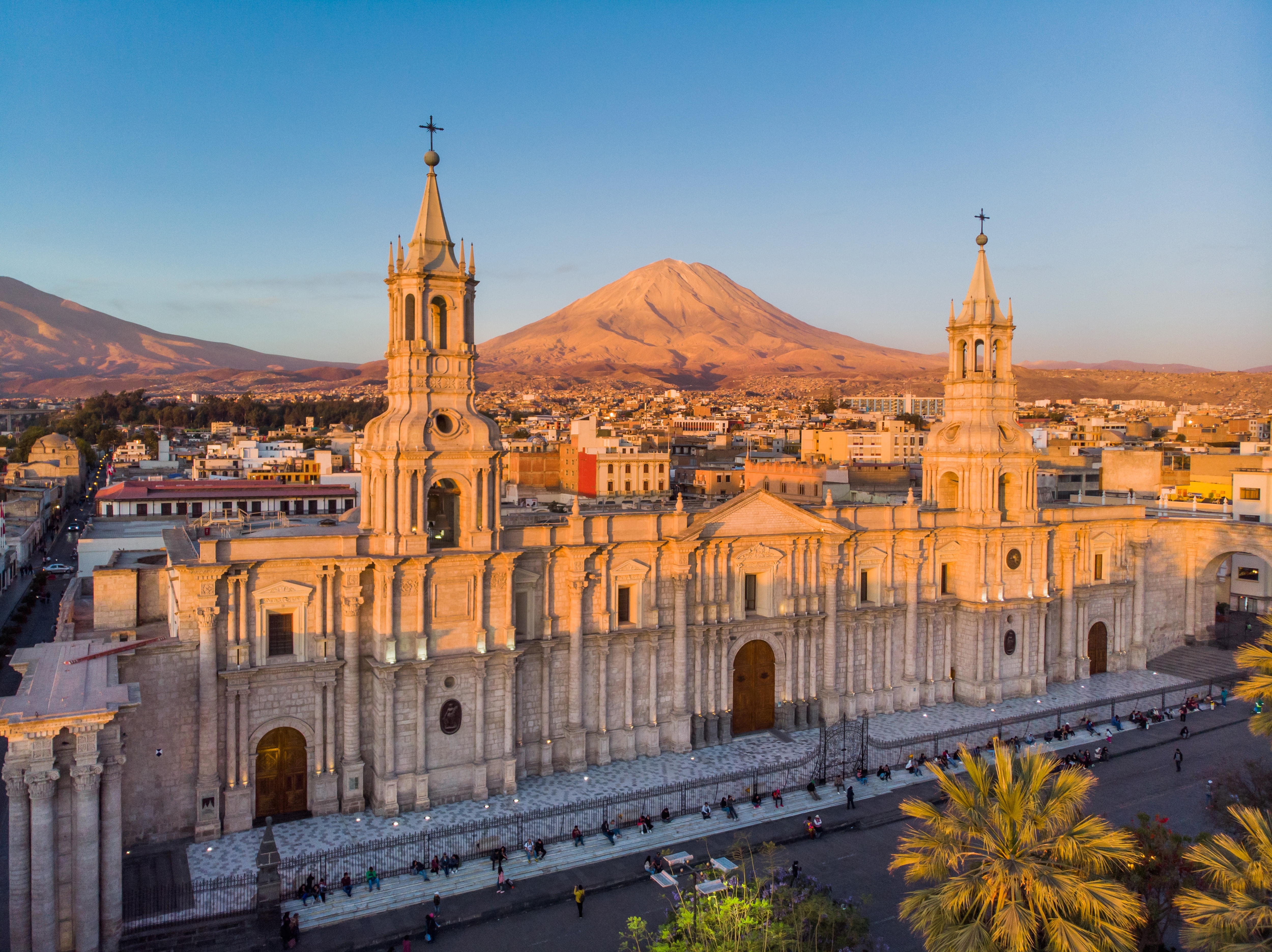 Architektur der Kathedrale von Arequipa mit dem Misti-Vulkan im Hintergrund bei Sonnenuntergang.