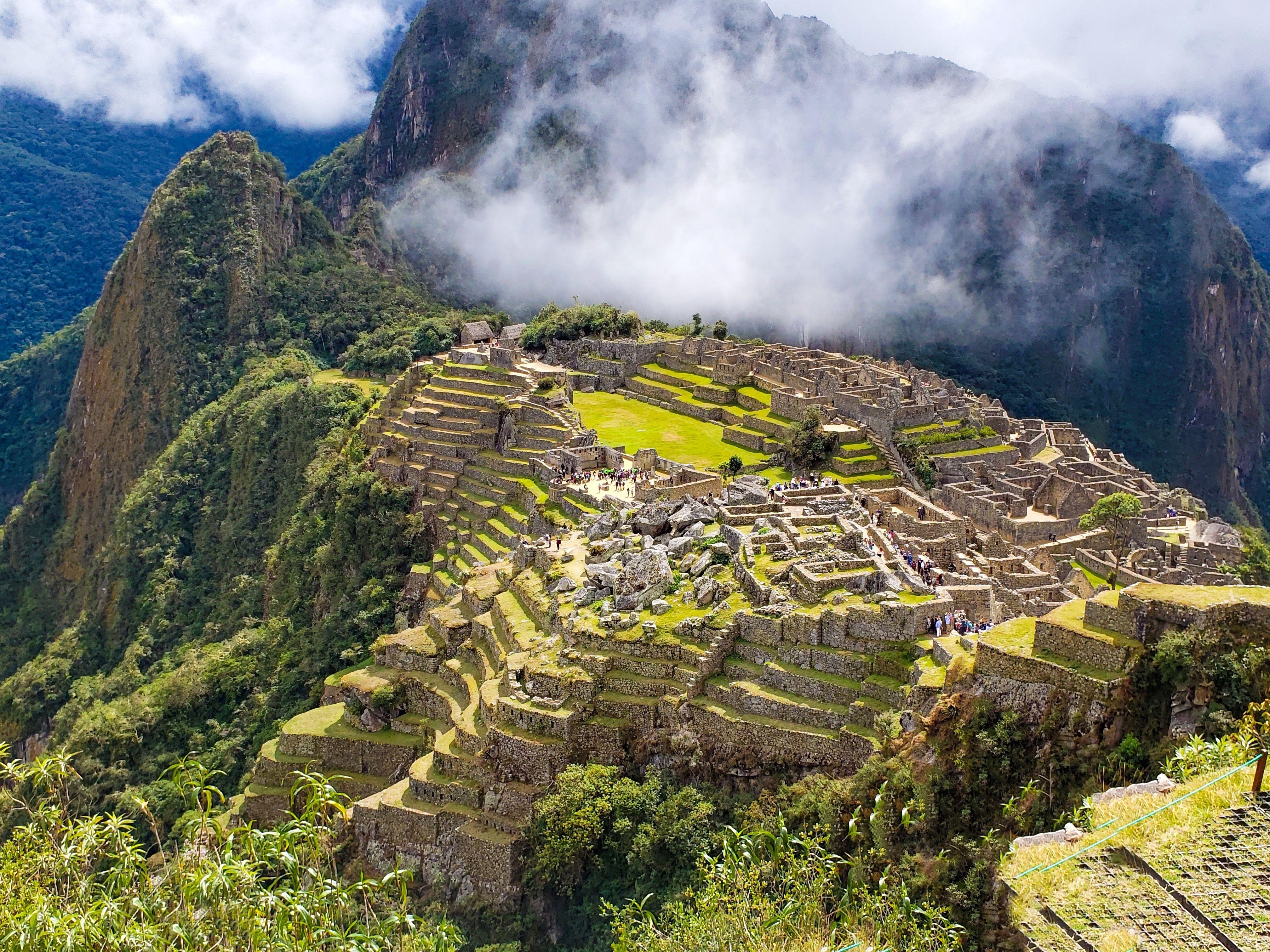 Machu Picchu, eine historische Inka-Stadt in den Anden, umgeben von Bergen und Wolken.