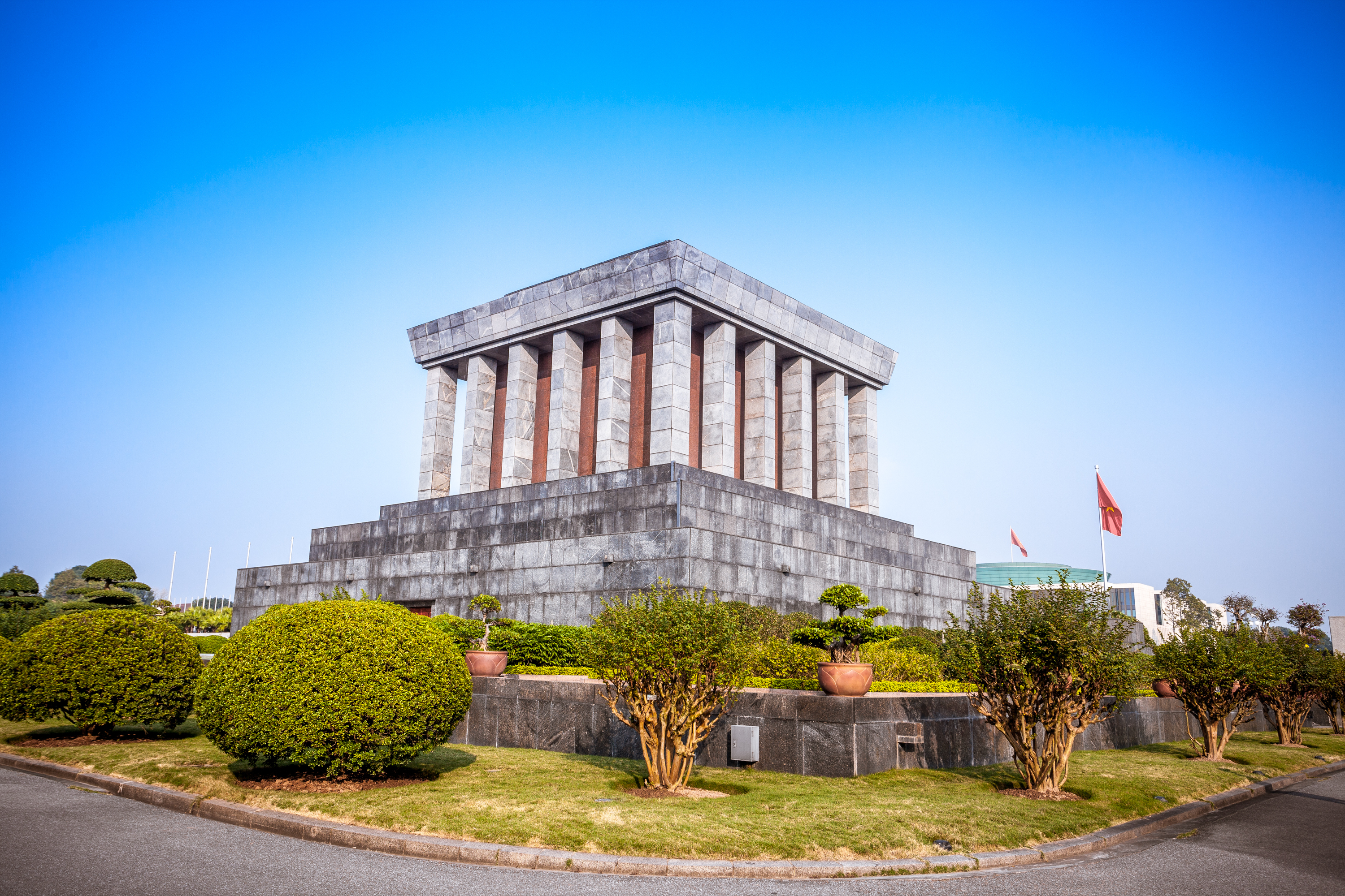 Das Ho-Chi-Minh-Mausoleum in Hanoi, Vietnam, mit einer monumentalen Struktur aus grauem Stein und Säulen.