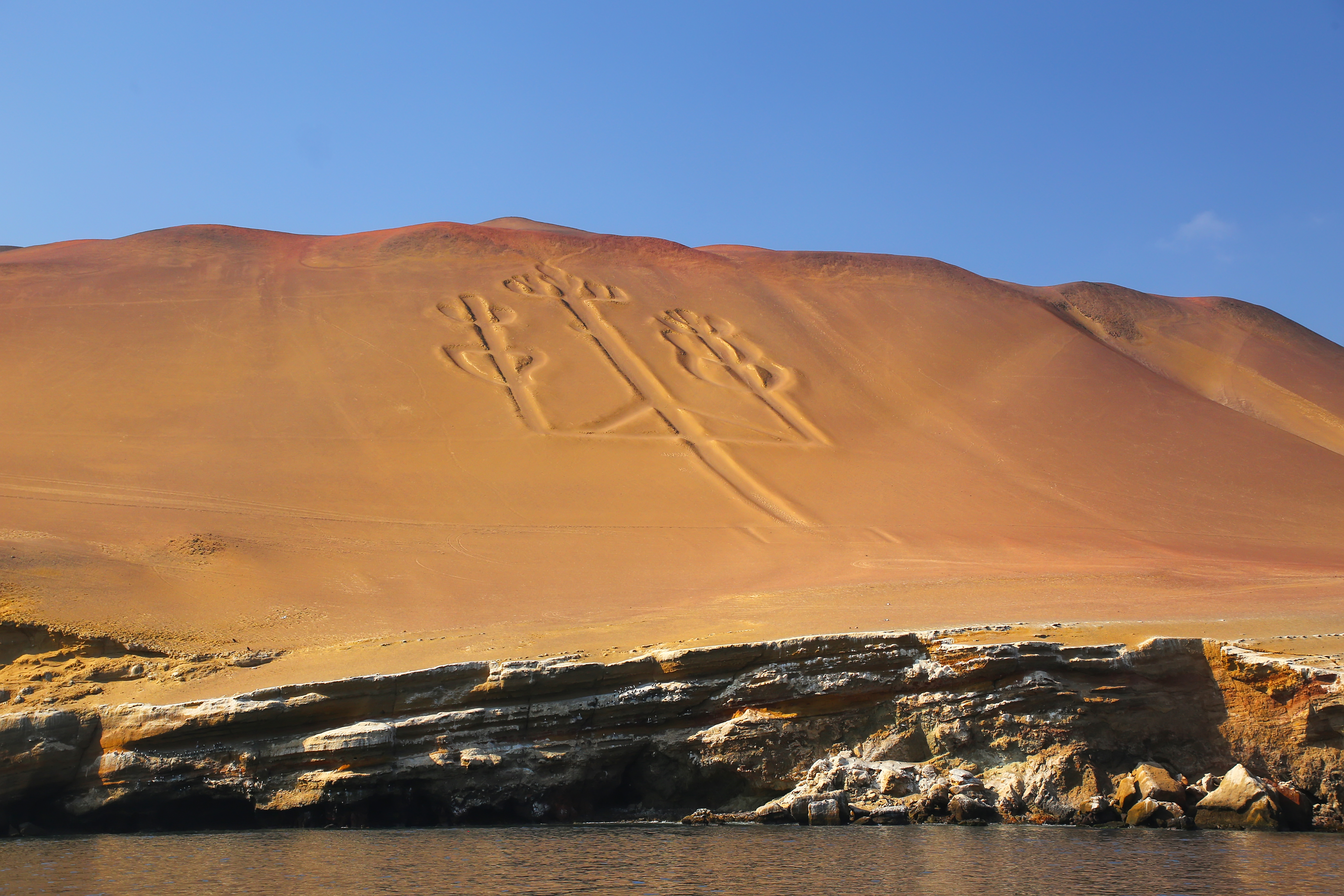 Geoglyph eines Kaktus auf einer sandigen Hügeloberfläche in der Wüste.