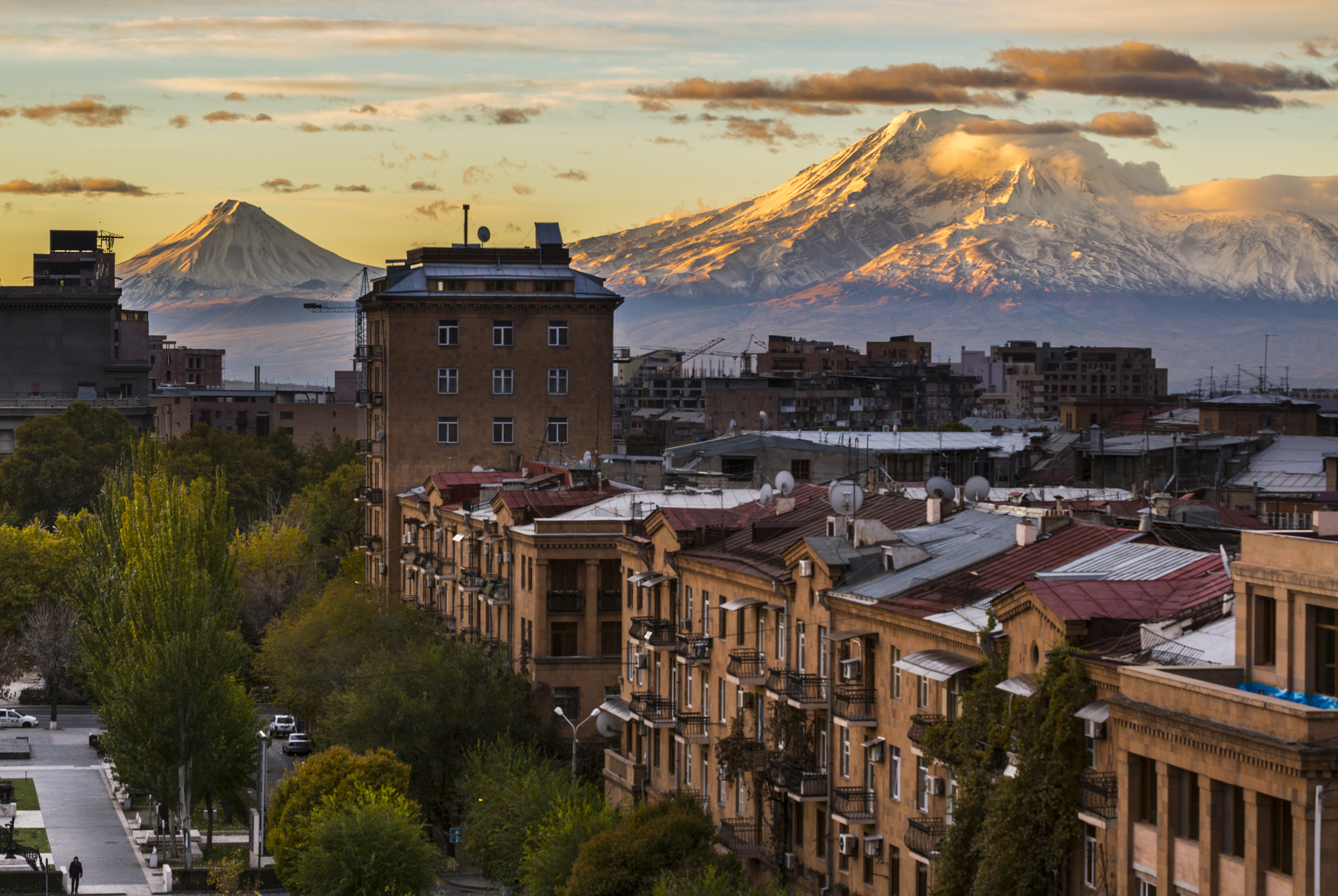 Blick auf die Stadt Jerewan mit dem Ararat im Hintergrund, beleuchtet von der Abendsonne.