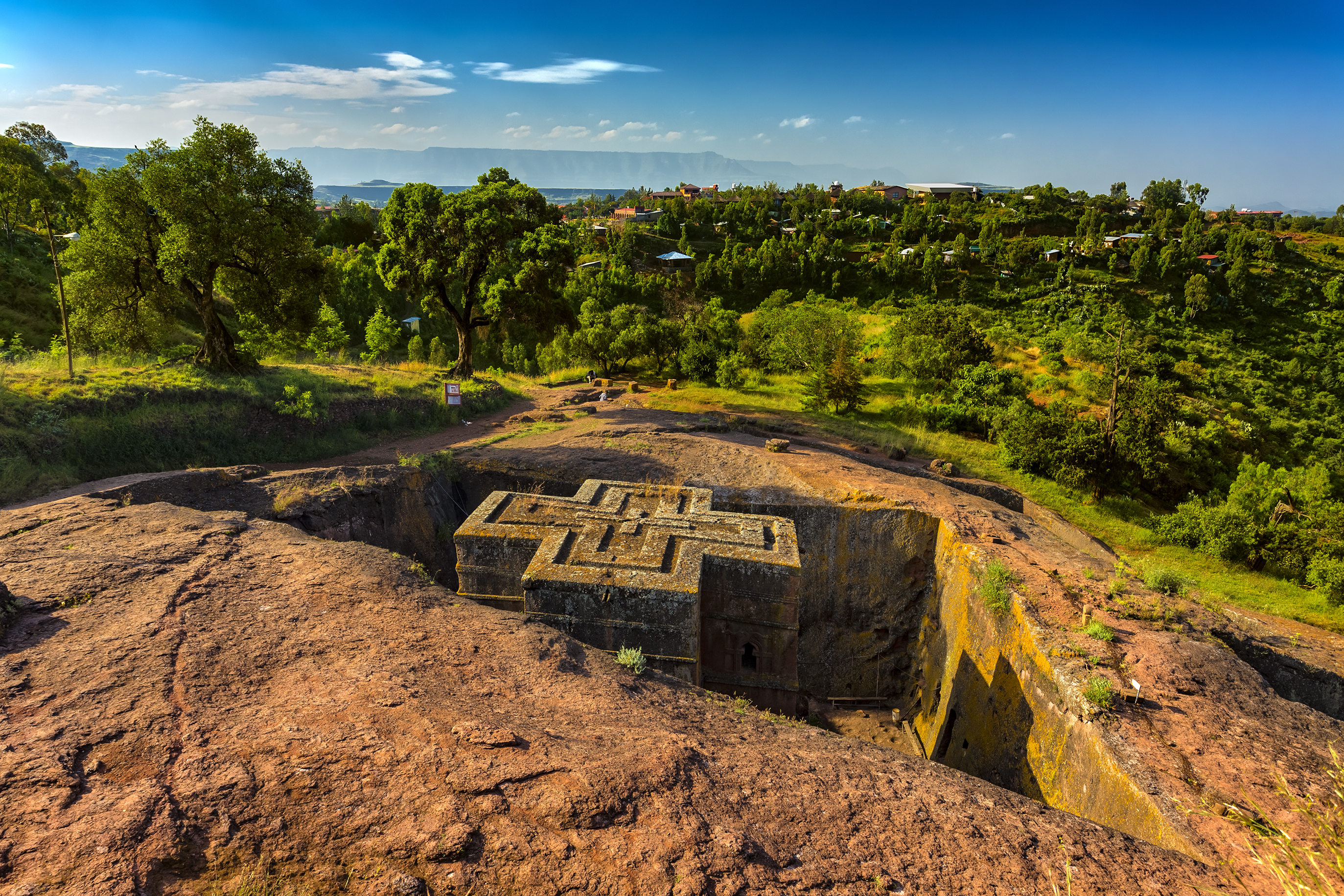Felsenarchitektur von Lalibela, Äthiopien, mit einem komplexen Labyrinth aus Steinen in einer natürlichen Umgebung.